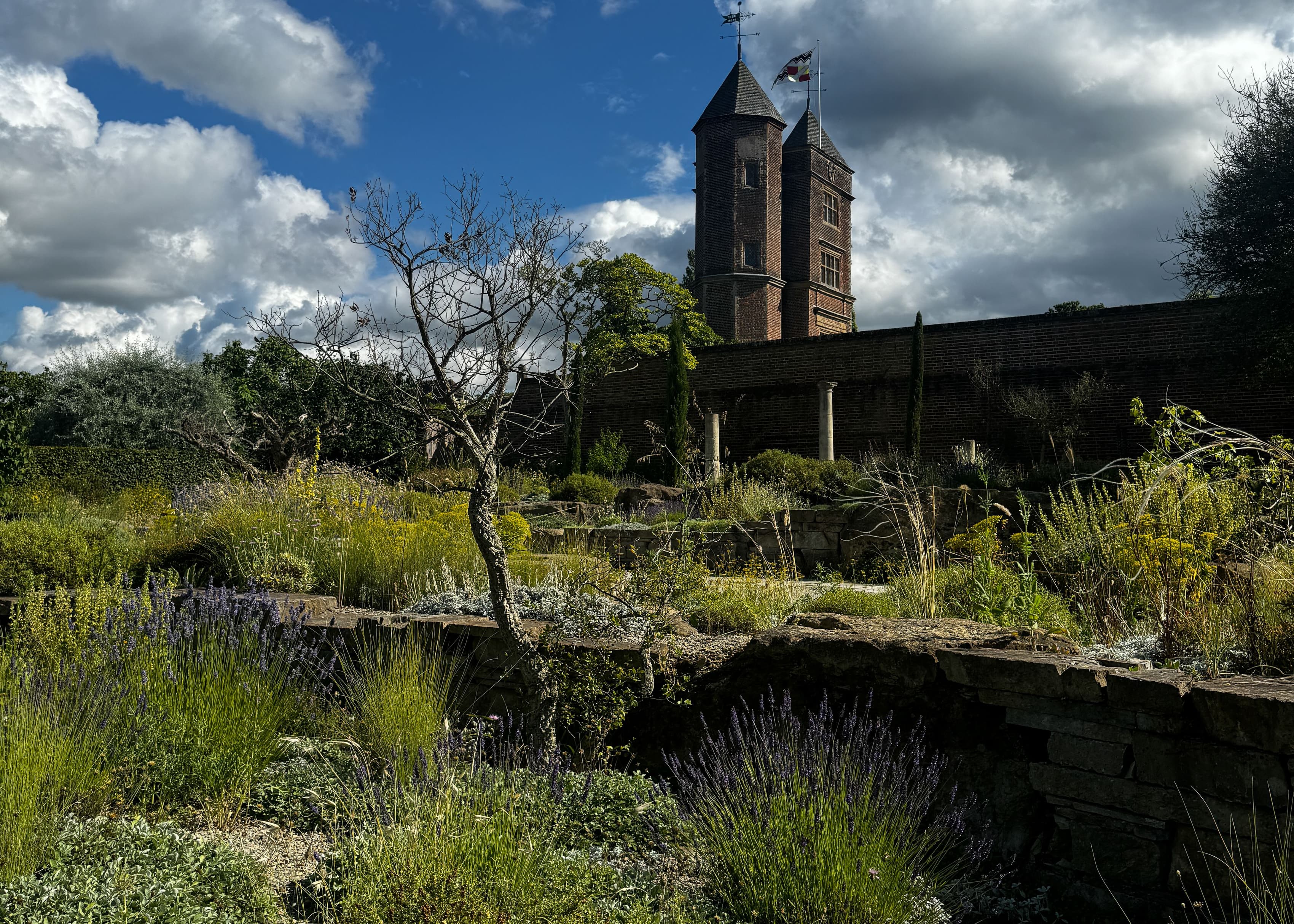 Cover Image for Design Inspiration of Sissinghurst Garden